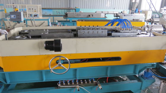PP PE একক প্রাচীর ঢেউতোলা পাইপ মেশিন 110mm পায়ের পাতার মোজাবিশেষ উত্পাদন এক্সট্রুশন লাইন